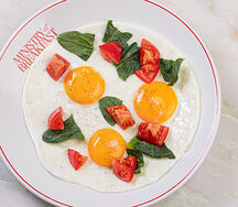 Глазунья с томатами и шпинатом