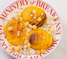 Овсяная каша с персиком, изюмом и кедровыми орехами