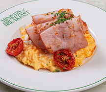 Скрэмбл с тамбовским окороком и страчателлой 