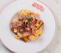 Картофельная вафля со скрэмблом, беконом и кленовым сиропом
