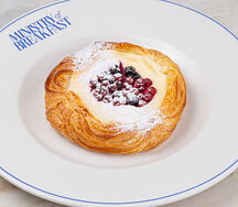 Ватрушка с черной смородиной и брусникой