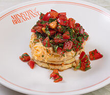 Кабачковые оладьи со скрэмблом и сальсой из томатов