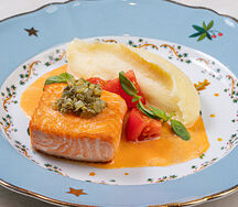 Стейк из лосося с картофельным пюре 
