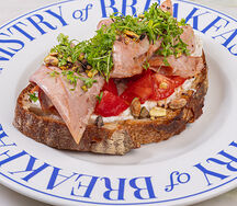 Бутерброд с мортаделлой, томатами и
страчателлой