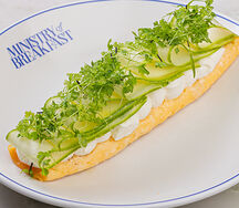 Омлет со свежими кабачками и сливочным сыром