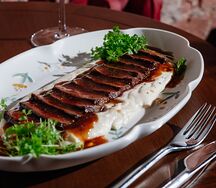 Стейк с пюре из сельдерея