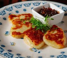 Халуми с луковым вареньем