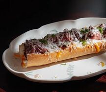 Половина багета с ростбифом