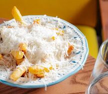 Картофель фри с трюфельным соусом и пармезаном