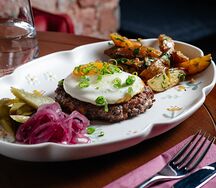 Бифштекс с печеным картофелем