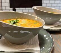 Том ям с королевскими креветками и рисом