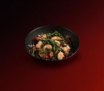 Хрустящий салат с креветками, беконом и карамельным арахисом