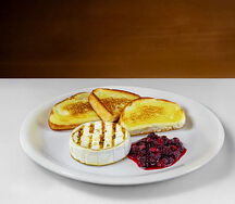 Запеченный камамбер с брусничным соусом и французскими тостами