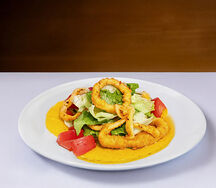 Салат с кальмаром и соусом манго