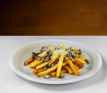 Картофель фри с пармезаном, трюфелем и сыром чеддер