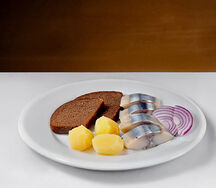 Сельдь с бородинскими тостами, картофелем и луком