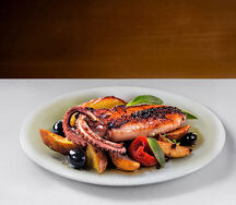 Кракен жареный с печеным картофелем 