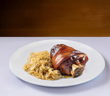 Рулька свиная с тушеной капустой