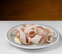 Строганина из пеламиды с луковым соусом