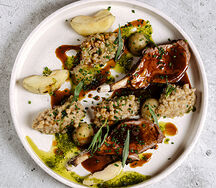 Корейка ягненка, полба, обожженное яблоко