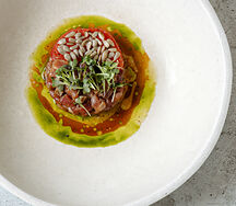 Тартар из выдержанной утки, томат, ароматное масло