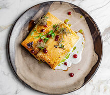 Блинчик с томленым лосем, брусника, копченый ягель