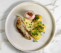 Филе осетра, картофель, маринованное куриное яйцо