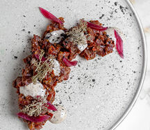 Тартар из говядины, вяленый томат, трюфельный майо