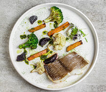 Палтус, вывешенный йогурт, овощи, чимичури