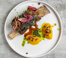 Мраморное ребро, тыквенный крем, чесночный демиглас