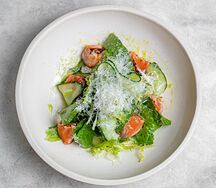 Филе лосося, соус тартар, микс зеленых листьев