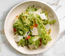 Листья салата, креветки, ореховый биск, пармезан