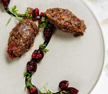 Тартар из вырезки ягненка, печеный баклажан, маринованный лук