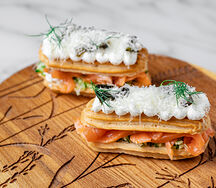Эклер со сливочным лососем, пармезан, соус тартар