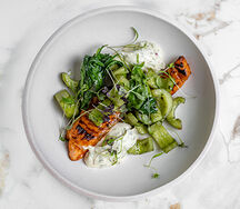 Филе форели, жареный огурец, соус тартар