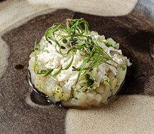 Тартар из гребешка, цветная капуста, мисо из бородинского хлеба, трюфельное масло