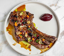 Корейка мангалицы, мясной соус, ягоды