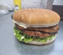 Бургер с двойным стейком из свинины