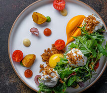 Хрустящий зеленый салат  MITRICH с сочной мраморной говядиной, молодым печеным картофелем, пряной морковью и жемчужным луком