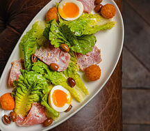 Нисуаз с нежным тунцом и картофельными крокетами               	Салаты	