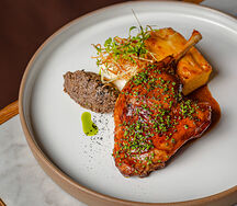 Томленая ножка фермерской утки с картофельным гратеном и грибной икрой