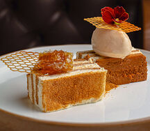 Домашний медовик с дикими сотами и мороженым из сметаны