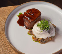 Телячья щека с картофельным кремом, карамельным луком и маслом из петрушки