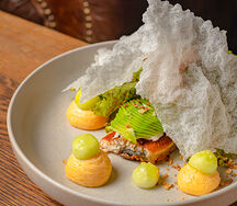 Легкий салат с теплым угрем, мягким авокадо, лимонным муссом и конфитюром из спелой сливы