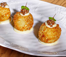 Крокеты из говяжьих щечек, грибная икра, айоли