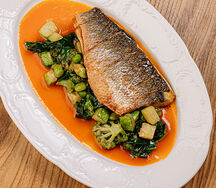 Сибас, томатный карри, зеленые овощи