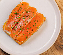 Лосось, сливочный крем, маринованный красный лук