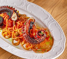 Паста с осьминогом, томатный соус, таджасские оливки