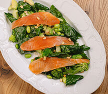 Салат с лососем, брокколи, соусом раита