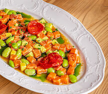 Тартар из лосося, бобы эдамаме, авокадо